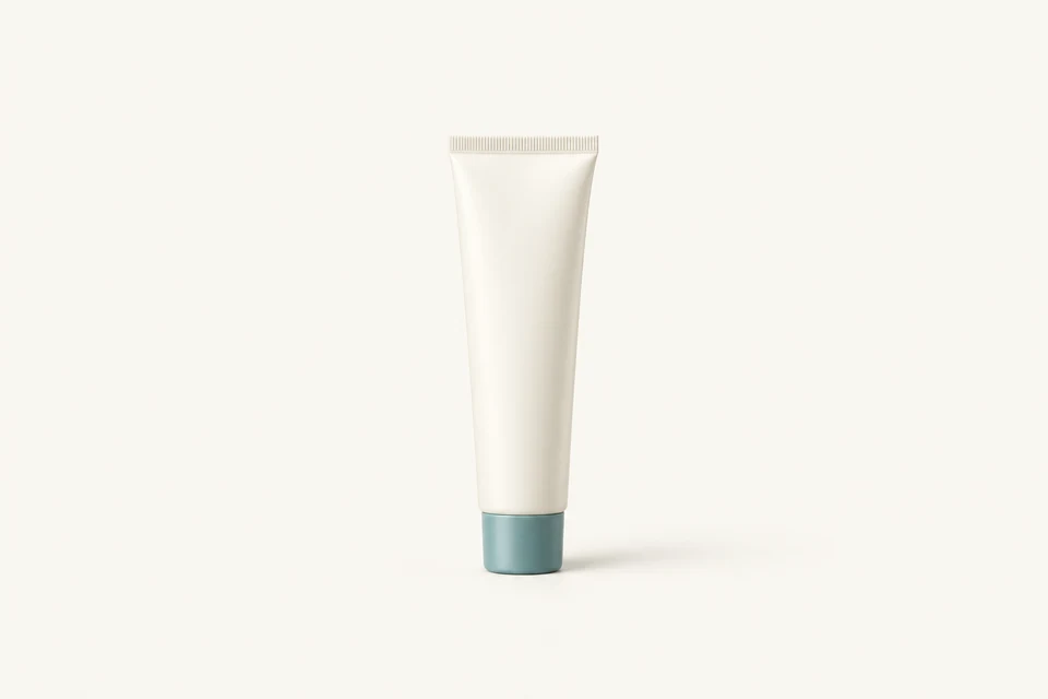 KI-Konzeptillustration, kein Produktfoto: Cruelty-free SPF skincare (mineral sunscreen, SPF50)