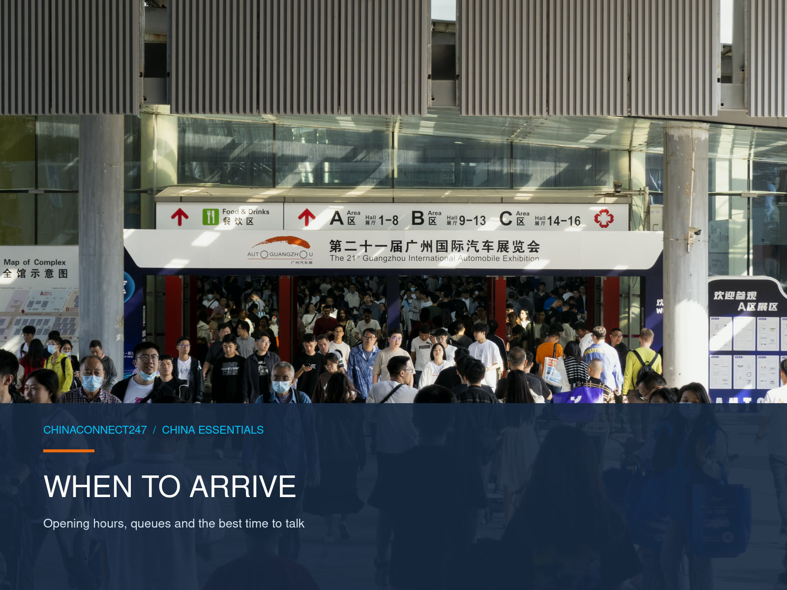 Pintu masuk sibuk ke Kompleks Canton Fair dengan tanda arah dan pengunjung yang tiba